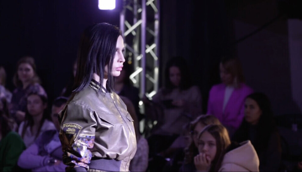 “Proud to be a wife of a warrior” - written on the model’s hand badge. Photo: Screenshot of the video posted by the governor Natalya Komarova