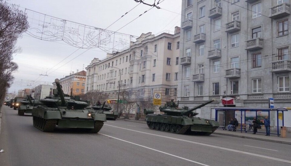 Танки Т-80 на параде в Мурманске. Фото: Атле Столесен