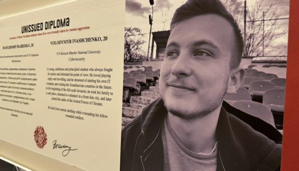 Фото погибшего от минометного обстрела 20-летнего студента Володимира Иващенко на стене кампуса Арктического университета Норвегии в Тромсё. Фото: Елизавета Верейкина