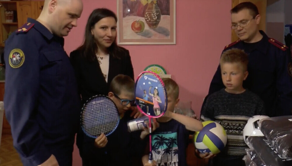 Murmansk Ombudswoman for Children Alvetina Andreeva visits kids from Donetsk in a foster family in the Russian vilage of Kandalaksha together with representatives of the Investigative Committee. Photo: the Investigative Committee.