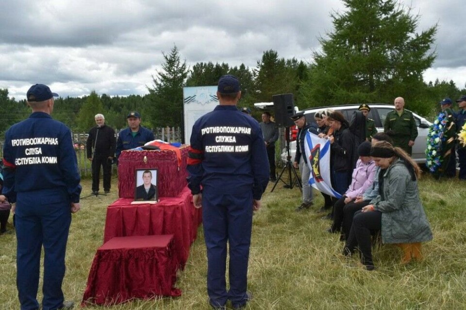 Vladimir Uyba speaks in a funeral for a fallen warrior from the Komi Republic. Photo: Uyba on Telegram