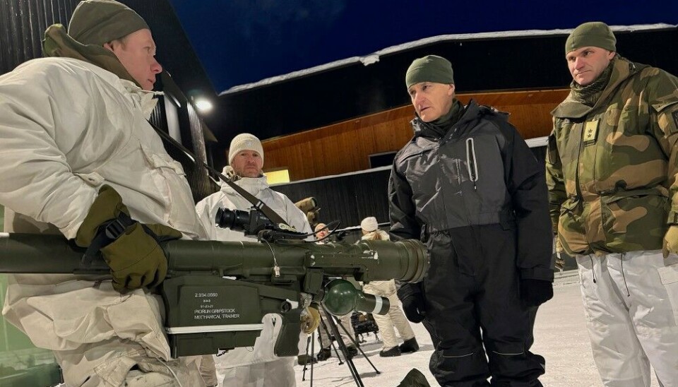 Prime Minister Jonas Gahr Støre takes a look at new air defense weapons acquired by the Norwegian Armed Forces and deployed by the Jaeger Battalion GSV. Photo: Atle Staalesen