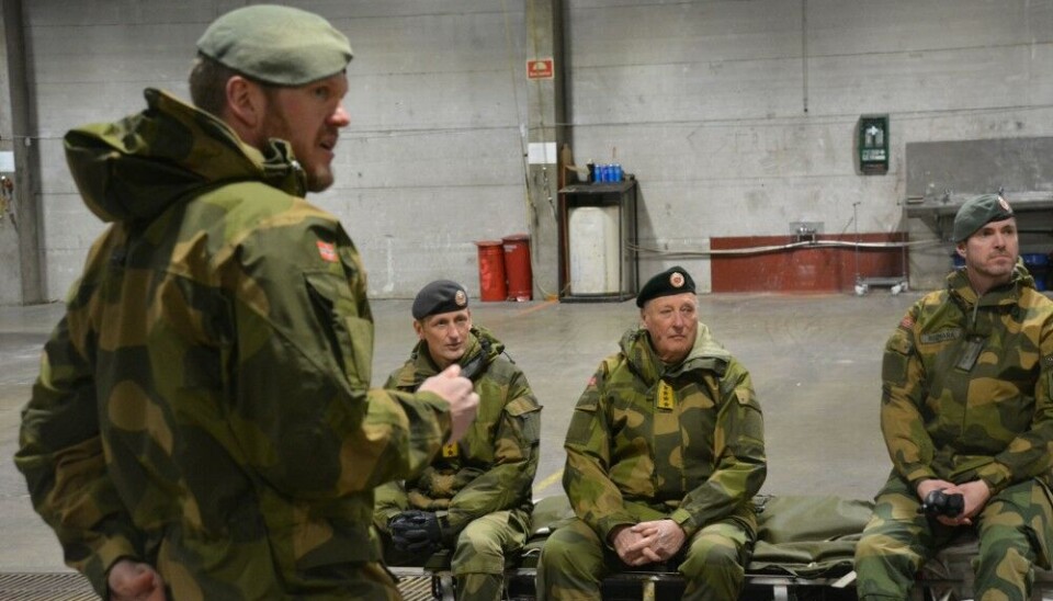 King Harald V together with Defense Chief Eirik Kristoffersen and head of the Sør-Varanger Garrison Michael Rozmara. Photo: Atle Staalesen