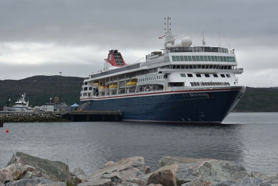 The cruise ship «Braemar» at port in Kirkenes where there are no shore side electricity for vessels this size. Photo: Thomas Nilsen