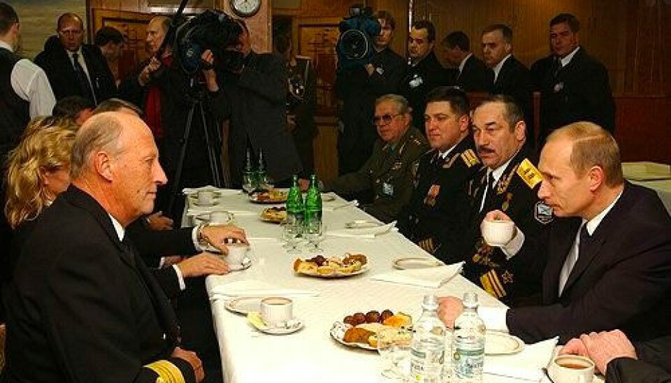 King Harald V dines with Vladimir Putin onboard Russian warship “Admiral Chabanenko” during the latter’s state visit to Oslo in 2002. Photo: Kremlin