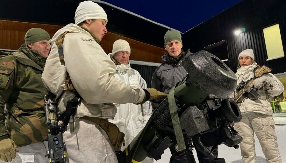PM Støre takes a look at the Javelin, the portable anti-tank and surface-to-air missile operated by the Jaeger Battalion. Photo: Atle Staalesen