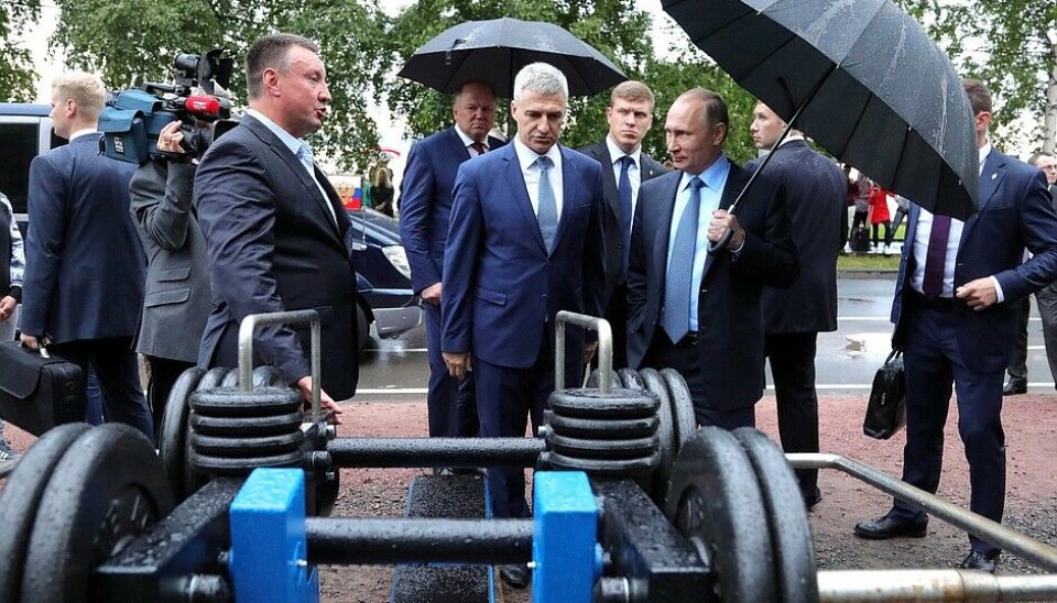 Vadim Markelov shows his exercise equipment to President Vladimir Putin. Photo: Respublika Information Agency, 2017