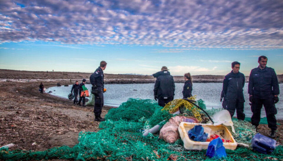 Marine litter is brought to the beaches in Svalbard. Crew members from KV Nordkapp collects plastic waste on Kieperøya in 2018. Photo: Thomas Nilsen