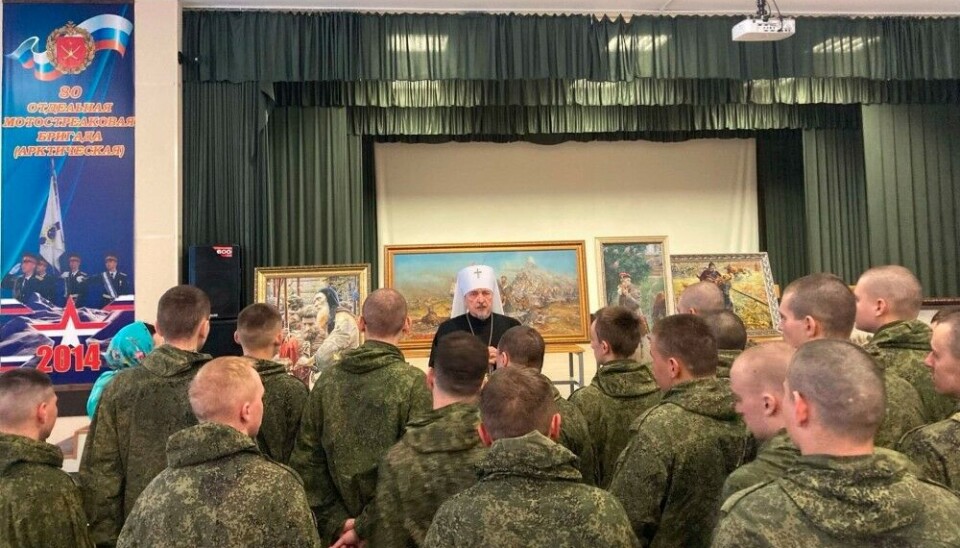 Mitrofan speaks to soldiers in Alakurtti. Photo: diocese of Murmansk