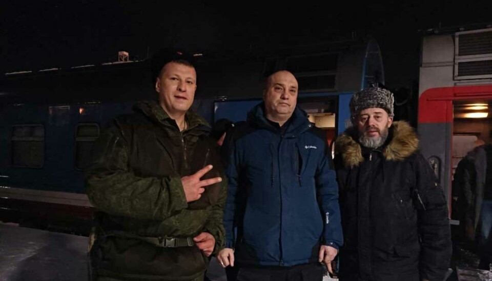 Sergei Kolokolnikov (left) and Andrei Savateev (center) in the Murmansk railway station as the former was heading towards occupied Ukrainian land in January 2024. Photo: Cossack community in Murmansk on VK