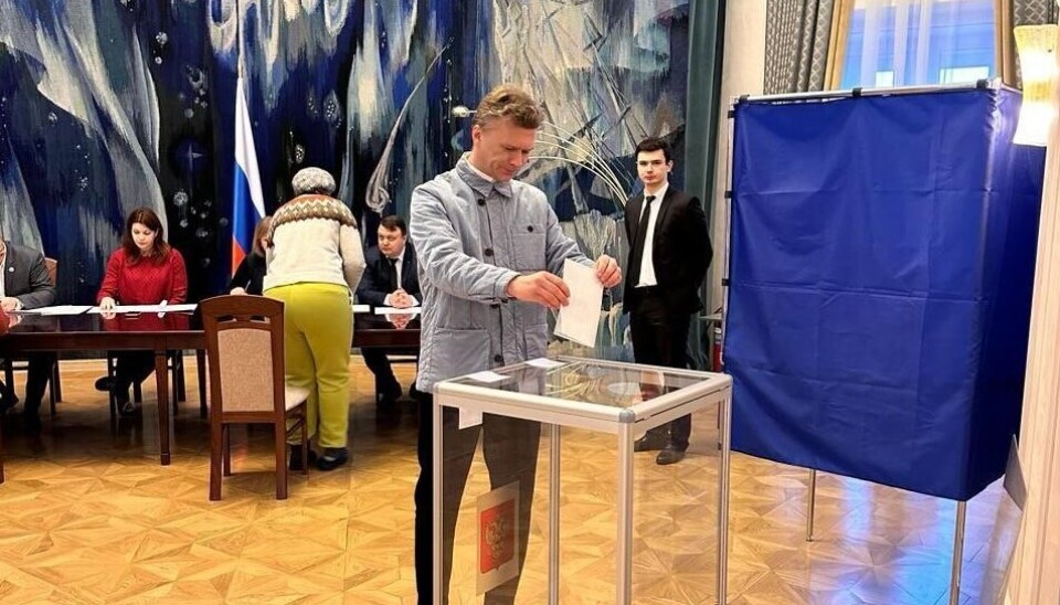 Ildar Neverov, Head of Russian state-owned company Trust Arktikugol, votes at the General Consulate in Barentsburg, Svalbard. Photo: General Consulate in Barentsburg on Telegram