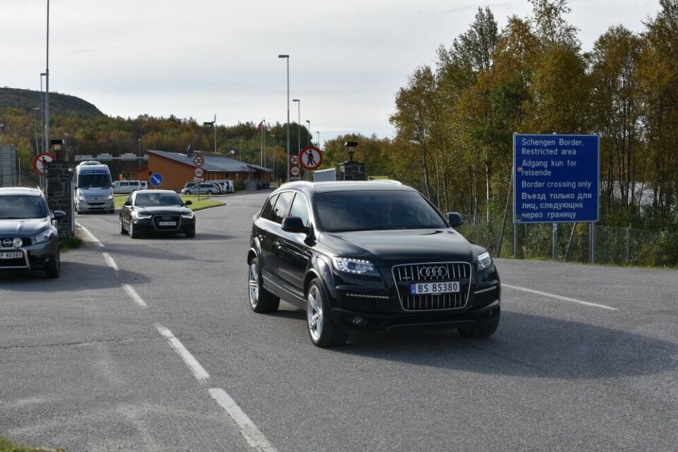 First Deputy Head of FSB and Head of FSB Borger Guard Service, General Vladimir Kulishov and Norway’s National Police Commissioner Odd Reidar Humlegård coulld be seen in the back seat of this civilian police cars as the motorcade drove out from Storskog checkpoint. Photo: Thomas Nilsen