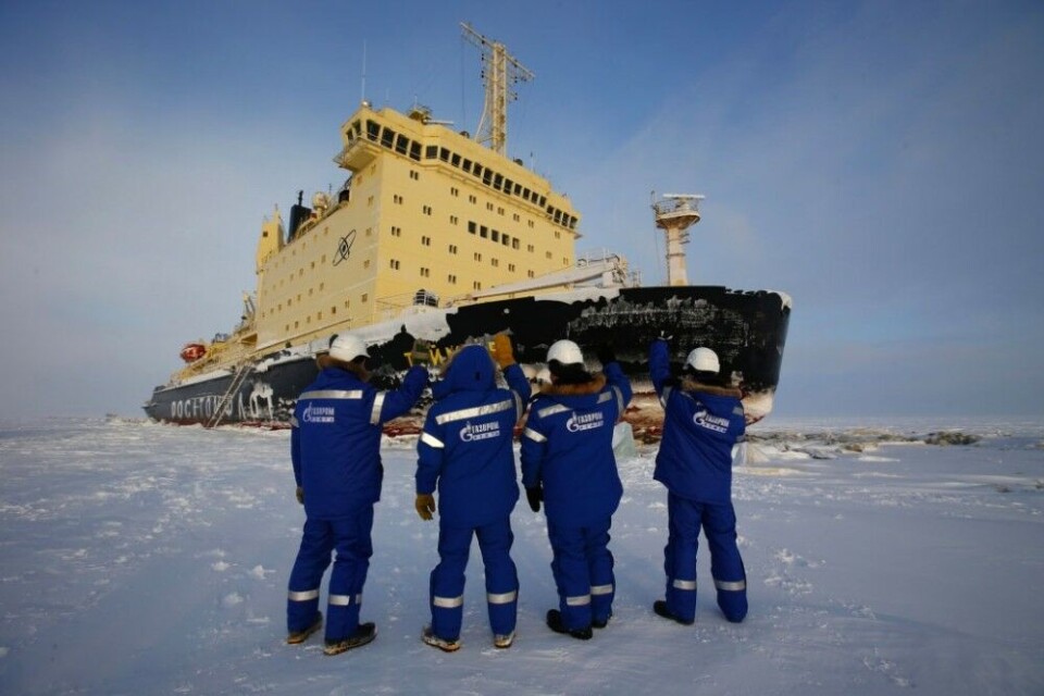 Работники «Газпром нефти» приветствуют в Обской губе атомный ледокол. Фото: Rosatomflot.ru