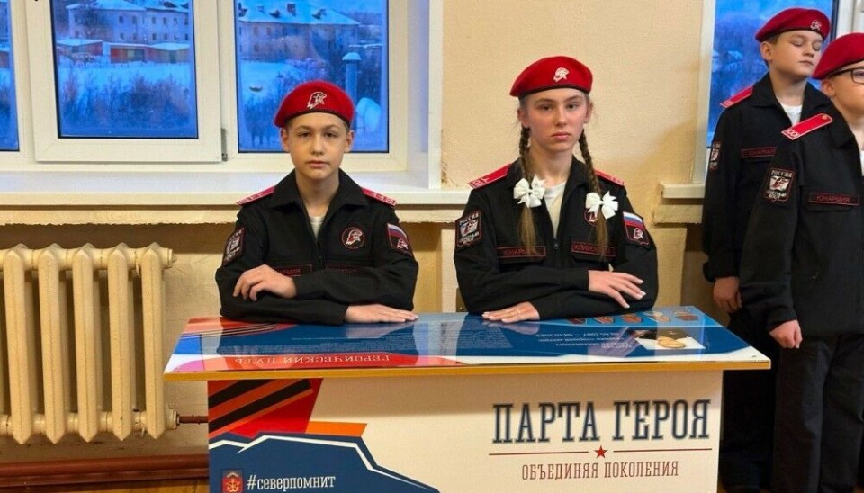 Former graduate Aleksei Kosteev has gotten a “Hero’s Desk” in School No 8. Photo: School No 8 on VK