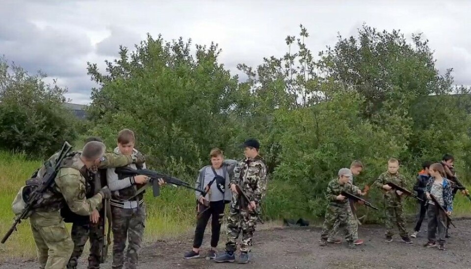 Weapons training of kids takes place in Nikel, a few kilometers from the border with Norway. Photo from video by Yunarmiya in Pechenga