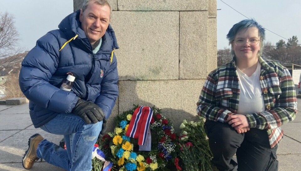 Harald Sunde and Vilde Fremstad with the Socialist Party laid blue and yellow wreaths at the war memorial in Kirkenes in 2022. Photo: Thomas Nilsen