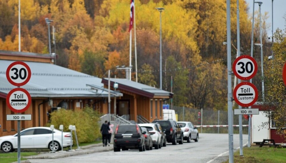 Russian cars returns at Storskog, the only border checkpoint at Norway's border with Russia. Photo: Thomas Nilsen