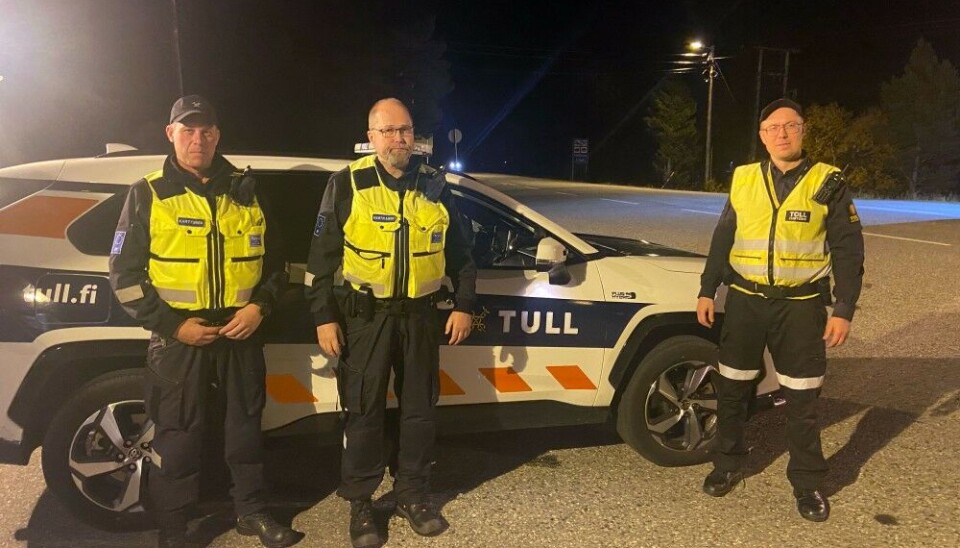 Night work: Finnish and Norwegian Customs officers at Neiden (Näätamö) checkpoint. The two countries have six cross-border roads of which this one is a short 50 minutes drive from Norway’s border with Russia. Photo: Thomas Nilsen