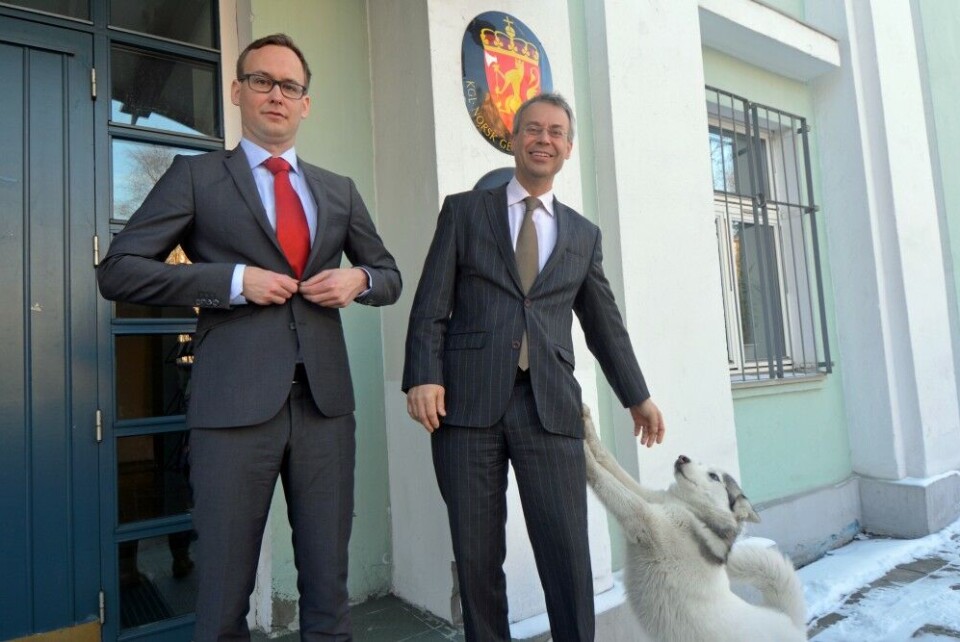 Мортен Бругорд (слева) и Уле Андреас Линдеман на ступеньках Генерального консульства Норвегии в Мурманске. Фото: Томас Нильсен