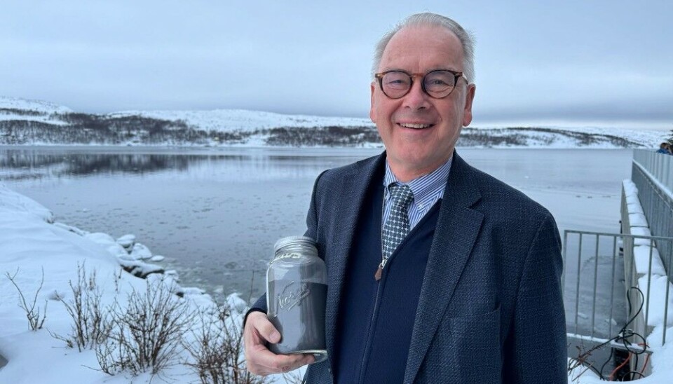 Christer Lindquist is CEO of Grangex. Here with a glass of ultra-high-grade iron from the Sydvaranger mine. Photo: Atle Staalesen