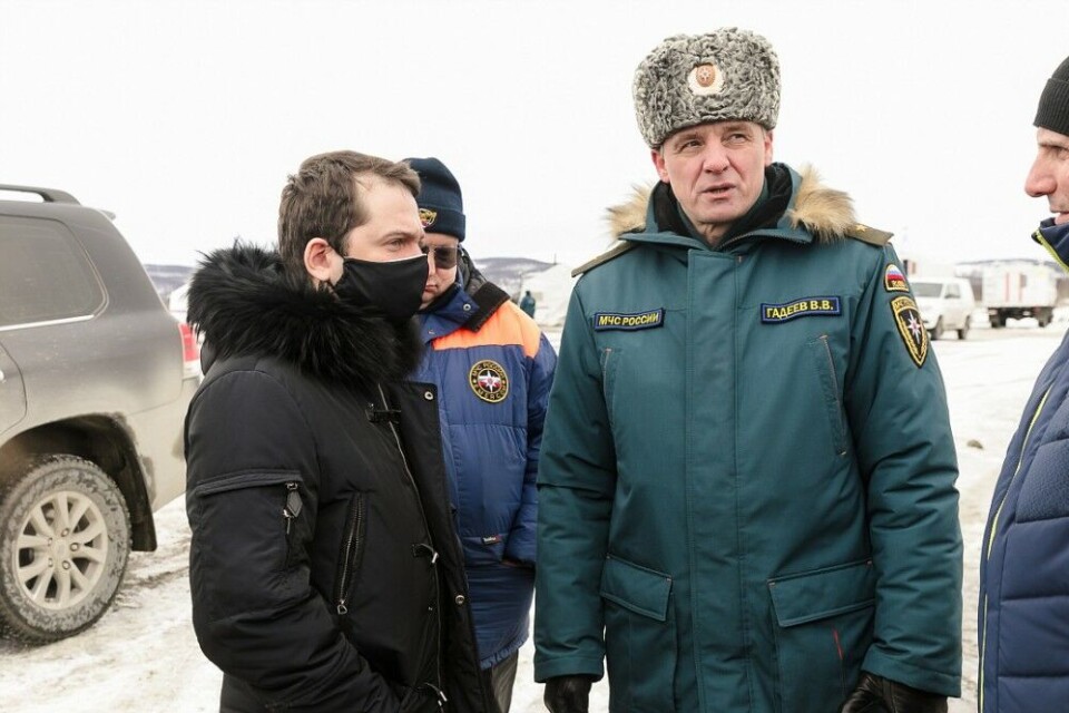 Murmansk governor Andrey Chibis (left with the mask) was shown the field hospital by the staff of Russia’s Ministry of Emergency Situations. Photo: gov-murman.ru