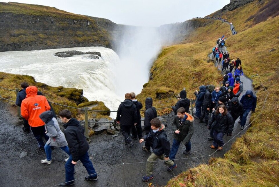 Tourists are queuing up to see the Gullfoss waterfall, one of the many spectacular sights on Iceland. Photo: Thomas Nilsen