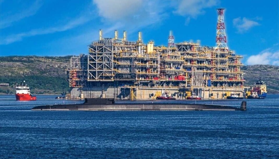 The gravity-based structure was on the 25th of July towed out from the construction center in Belokamenka and through the heavily militarised Kola Bay. Photo: Belokamenka51 on VK