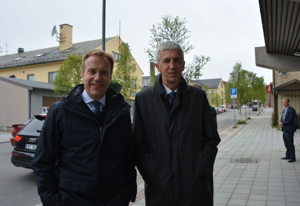 Foreign Minister Børge Brende and Head the Norwegian Radiation Protection Authority Ole Harbitz. Photo: Atle Staalesen