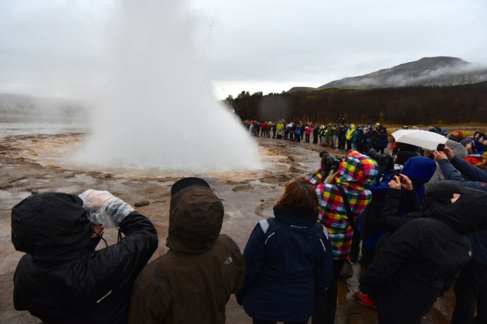 Busloads after busloads with tour groups are circulating around the Geysir waiting for the discharge of water ejected turbulently and accompanied by steam. It is surely among the world’s most spectacular views. Photo: Thomas Nilsen