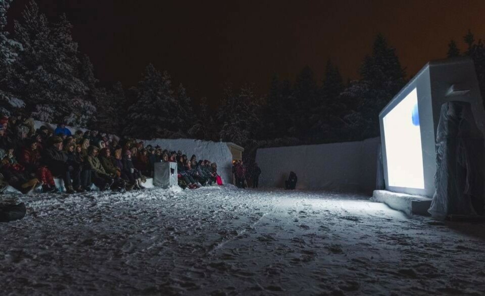 Northern Lights Theater, a theater made of snow by Skábmagovat every year. Photo: Ville Fofonoff / Yle Sápmi