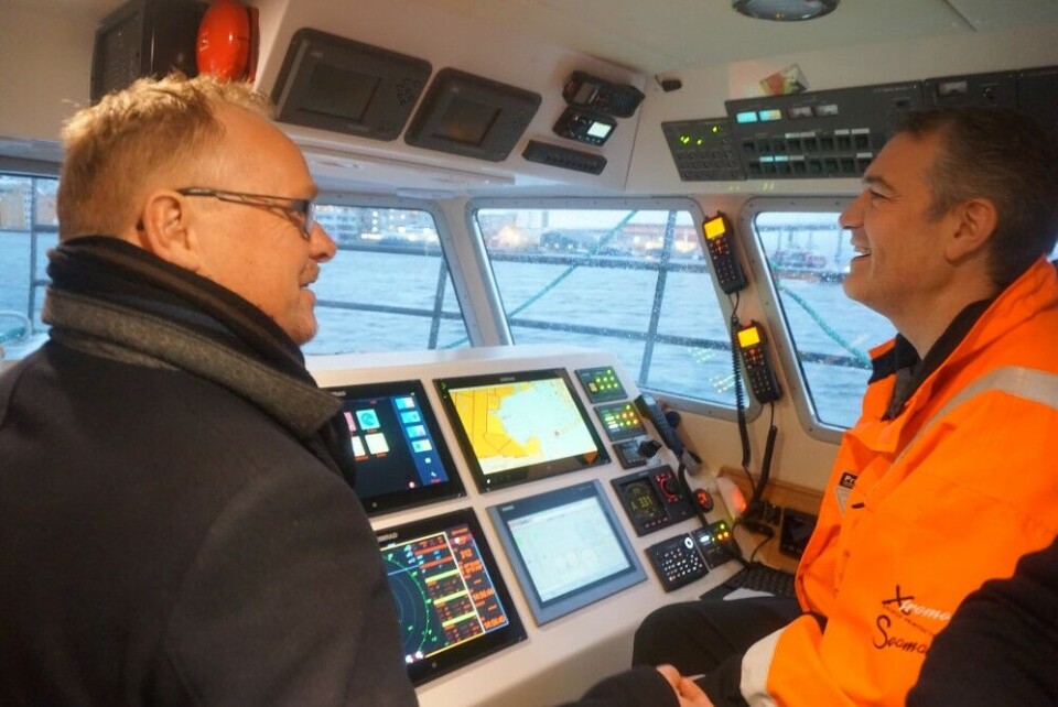 Minister of Fisheries, Per Sandberg (left), pays close attention when Bent Gabrielsen explains how the electric sjark works. Photo: Thomas Nilsen