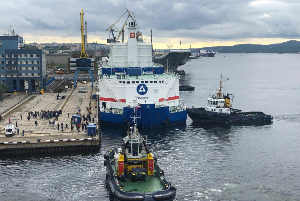 Tugs makes ready for towing of «Akademik Lomonosov». Photo: Anna Kireeva