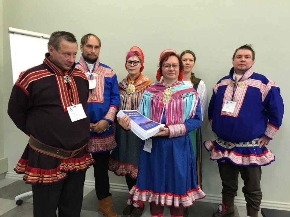 Juha Tornensis, Per-Antti Labba, Anni-Helena Ruotsala, Minna Näkkäläjärvi, Laura Olsén-Ljetoff and Tuomas Aslak Juuso with the signatures against opening Finland's northwestern Lapland for mining. Photo: Kukka Ranta