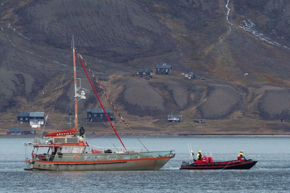 The 'Arktika' on its way to Longyearbyen, accompanied by sailors from local Norwegian authorities. Photo: Bjørn Franzen