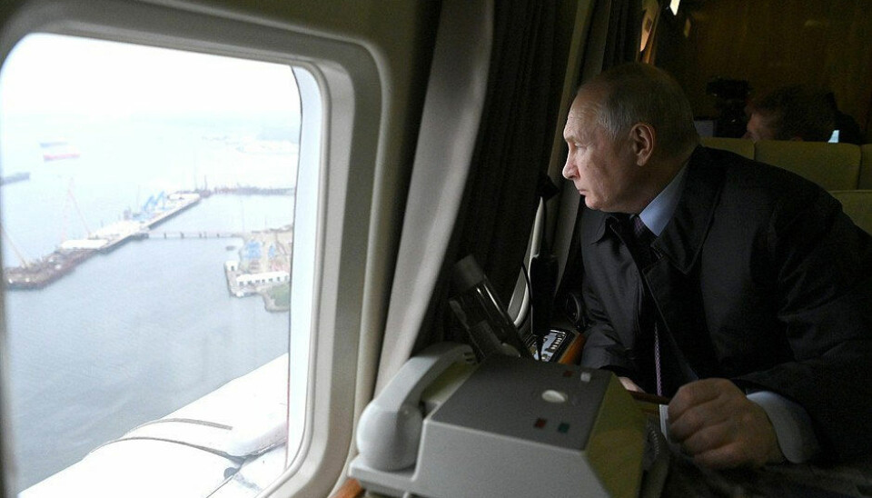 Putin flies helicopter over the Kola Bay. Photo: Kremlin