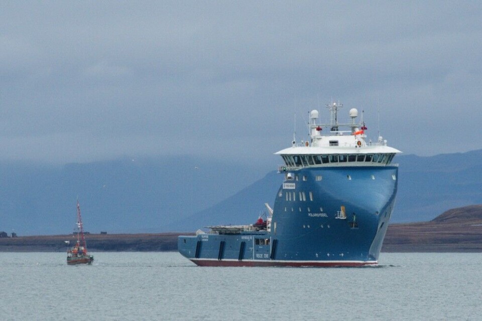 Norwegian inspection vessel “Polarsyssel” tows the “Arktika” to Longyearbyen. Photo: Bjørn Franzen