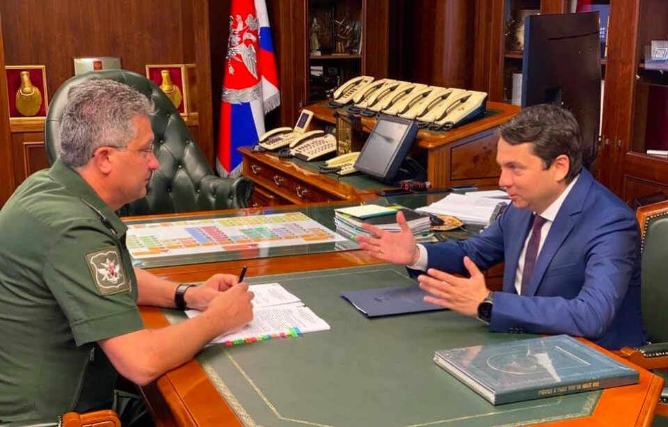 Murmansk Governor Andrey Chibis presents plans to Deputy Defense Minister Timur Ivanov. Photo: Gov-murman.ru
