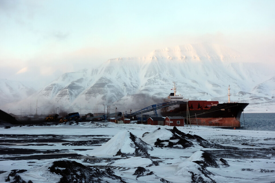 Loading coal at Svalbard. Photo: Bjørn Frantzen