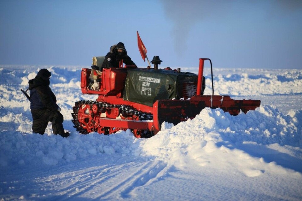 A buldozer dropped in parachut is used to make the airstip before flights from Longyearbyen can start. Photo: Sergey Panteleev / Bareno’s Facebook profile