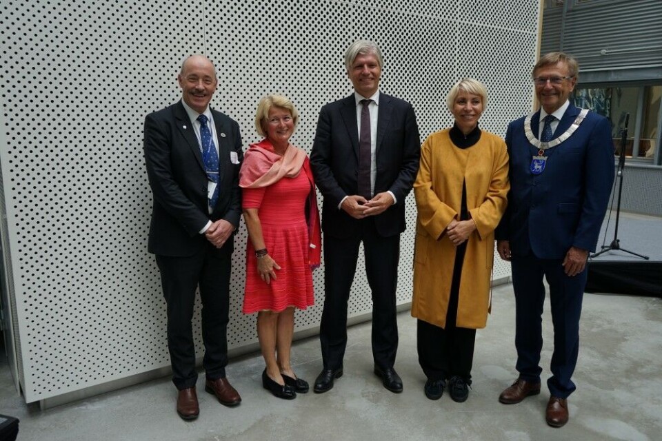 Fram Centre opening team: Director of the Norwegian Polar Institute Ole Arve Misund (left), Rector at the University of Tromsø Anne Husebekk, Minister of Climate and Environment Ola Elvestuen, Director of the Institute for Marine Research Sissel Rogne and Mayor of Tromsø Jarle Aarbakke. Photo: Thomas Nilsen