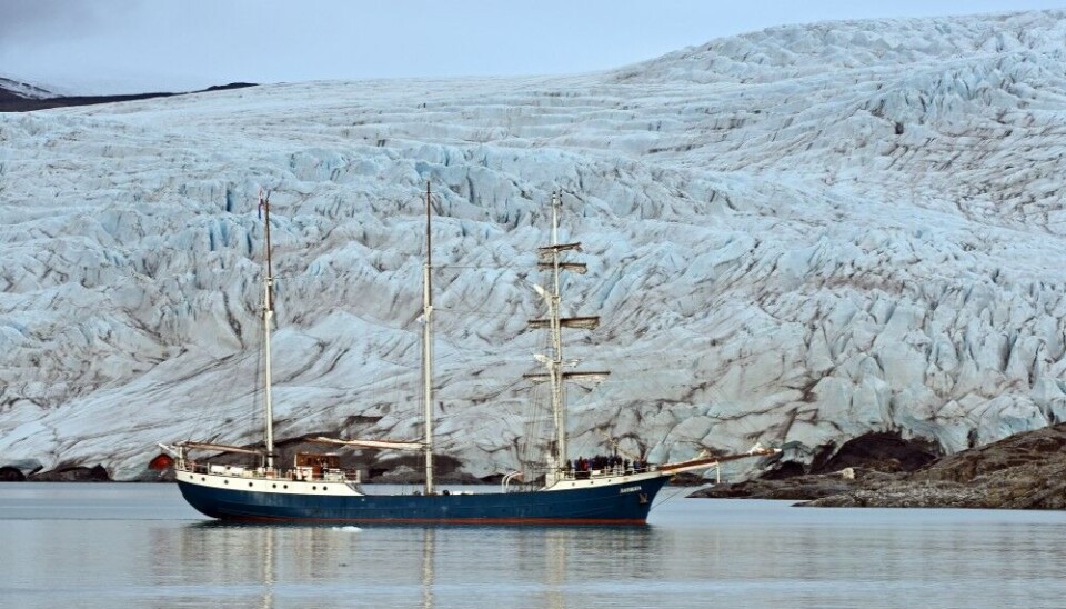 When glaciers melt, darker surfaces are exposed, which absorb heat. This raises temperatures even more. Photo: Thomas Nilsen