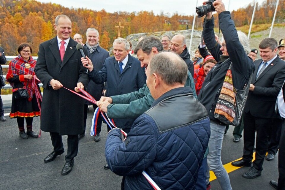 The ribbon was symbolically knotted together instead of being cut. Photo: Thomas Nilsen