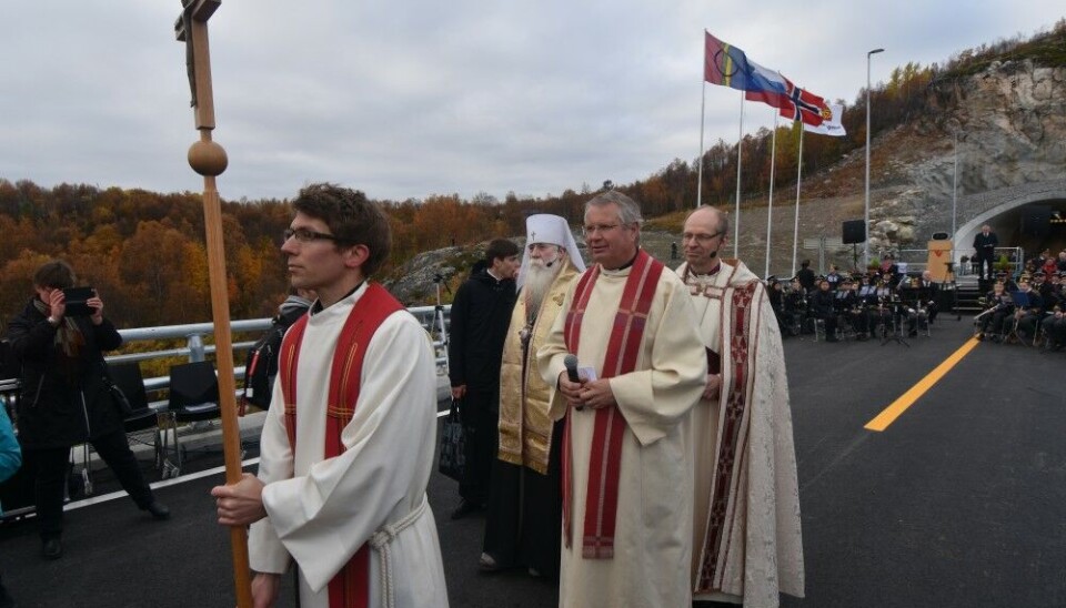 Norwegian Bishop and Russian Metropolitan in a joint blessing ceremony at a 2017 ceremony opening the bridge between Kirkenes and the border to Russia. Photo: Thomas Nilsen
