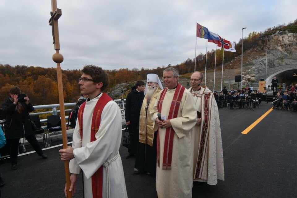 Norwegian Bishop and Russian Metropolitan had a joint blessing ceremony on the bridge. Photo: Thomas Nilsen