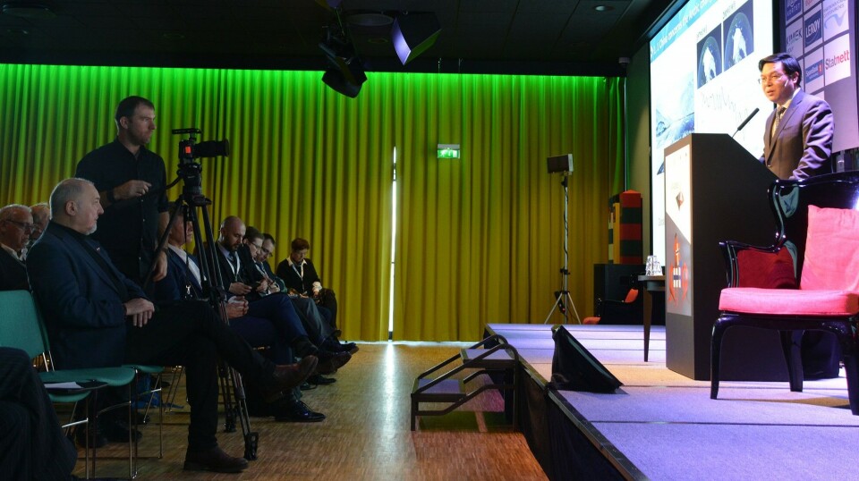 Kirkenes Mayor Rune Rafaelsen listens to Ambassador Yi Xianliang. Photo: Atle Staalesen