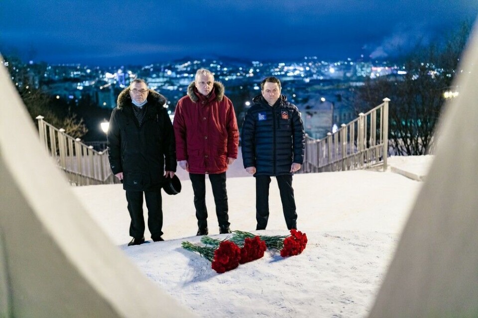 Governor Andrey Chibis (right) laid flowers at the memorial for those who lost their life at sea. Here together with Director General of the Union of Fishery Industrialists of the North, Konstantin Drevetnyak, and Chairman of the Board of the Association of Coastal Fisheries and Farms of Murman, Anatoly Evenko. Photo: Ministry of Information Policy of the Murmansk Region
