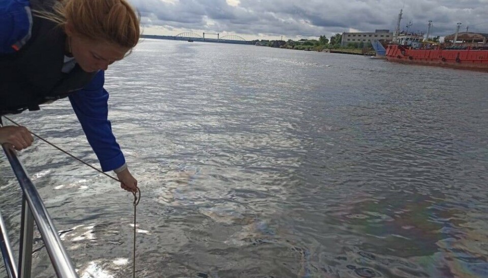 Russia’s environmental watchdog Rosprirodnadzor representative dealing with the fuel spill in Arkhangelsk. Photo: Rosprirodnadzor
