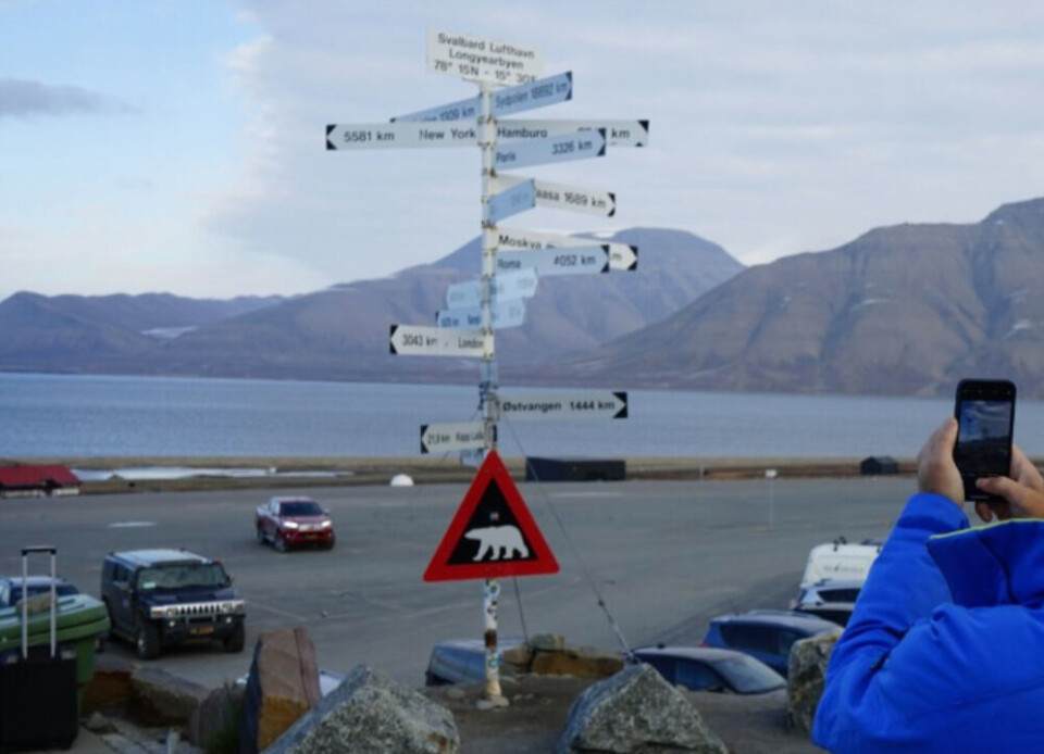 A polar bear warning sign is the first you meet outside the terminal building in Longyearbyen. The campsite is located across the parking and the road on the shores of Adventfjorden. Photo: Thomas Nilsen