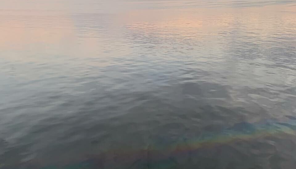 Fuel spill in the area of Krasnaya pier in Arkhangelsk city. Photo: Andrey Vatspan