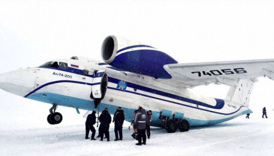 Жесткая посадка Ан-74 на лед, вызвавшая поломку шасси.